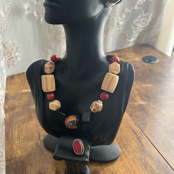 Multicolored symmetrical necklace with matching earrings. - Picture 9 of 11